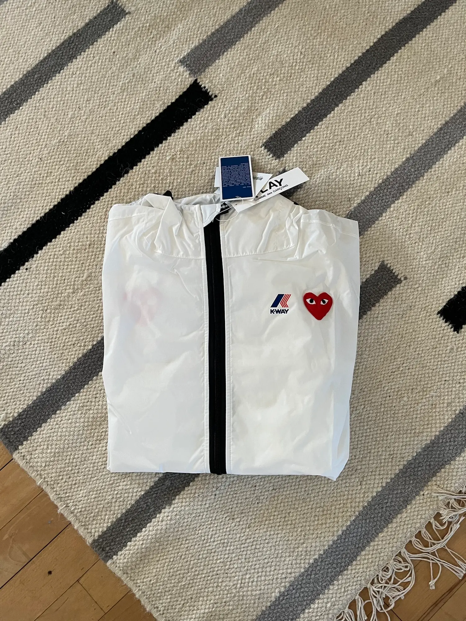 Jakker i Hvid til Overt j Play comme des garcons