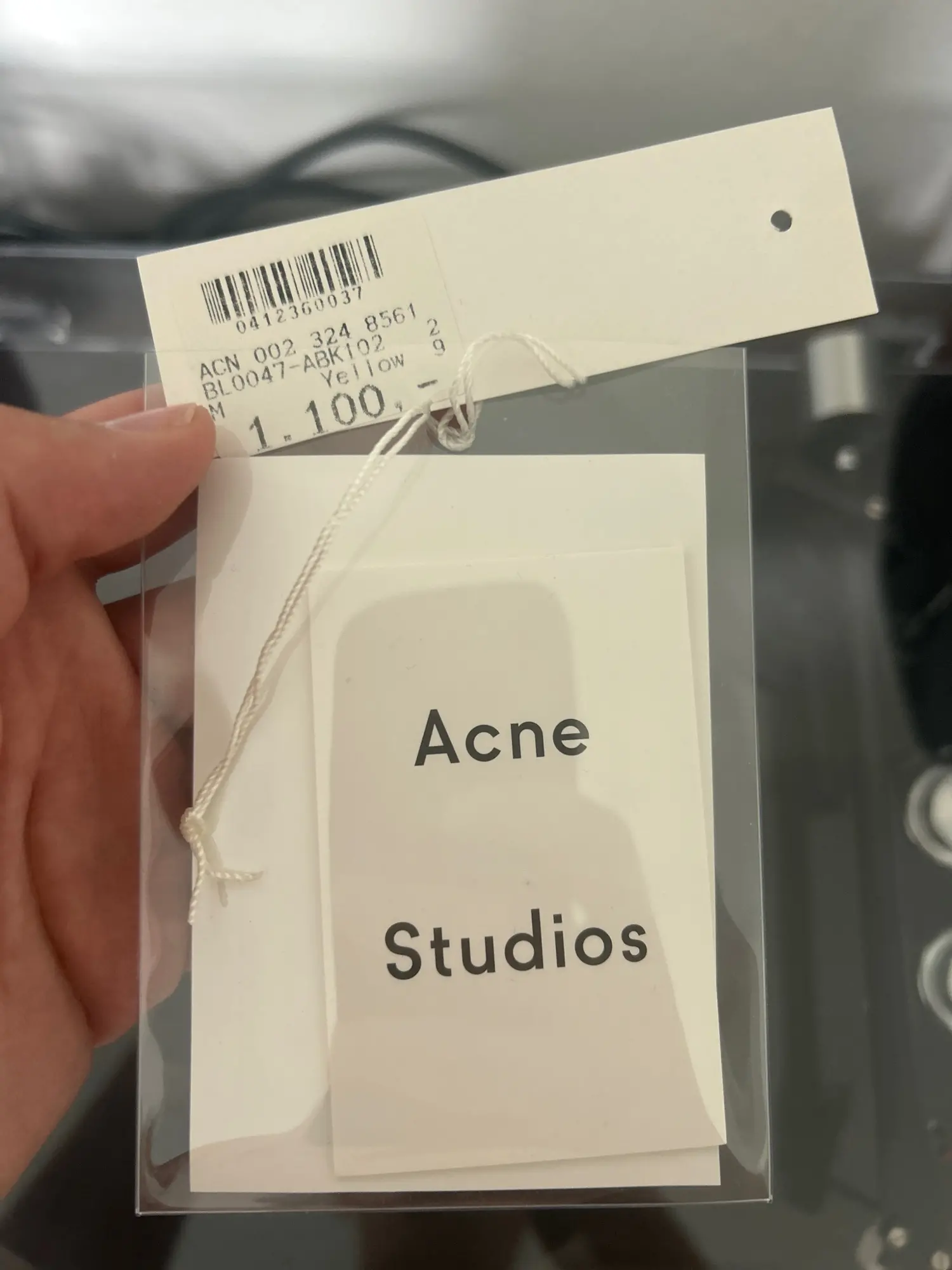 Acne studios best sale hang tag