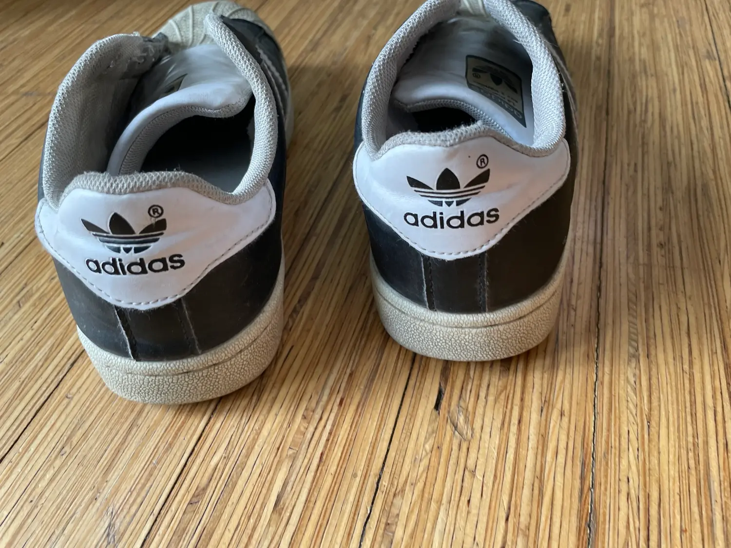 Adidas superstar hotsell fake vs real