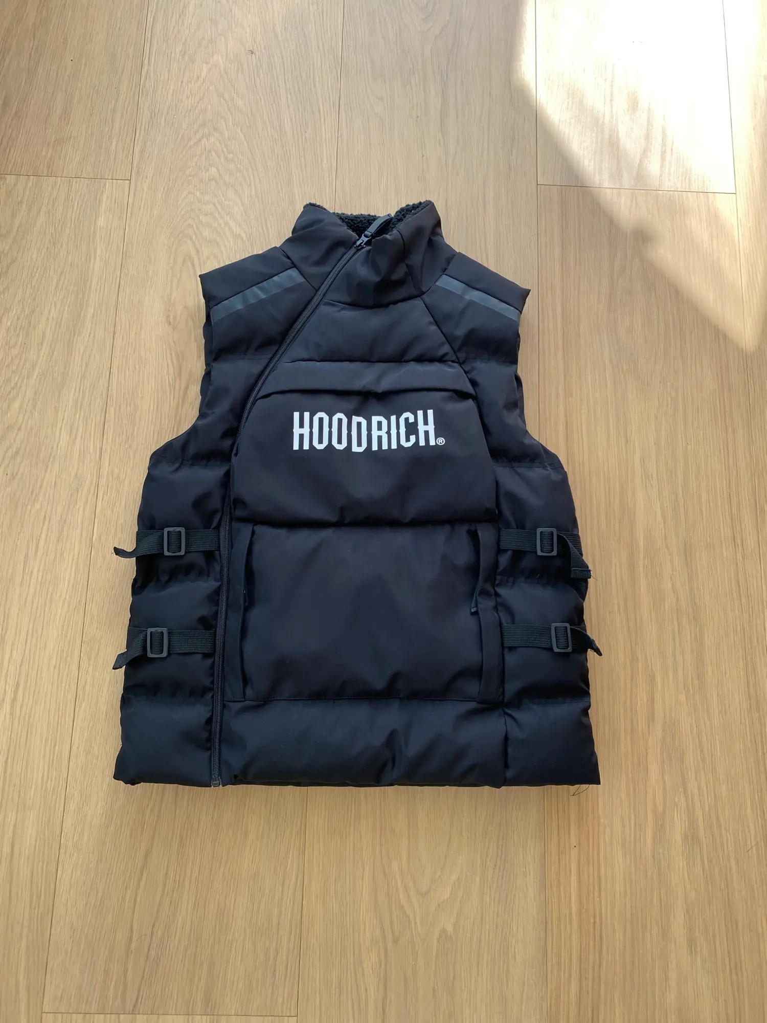 Hood rich utility outlet vest