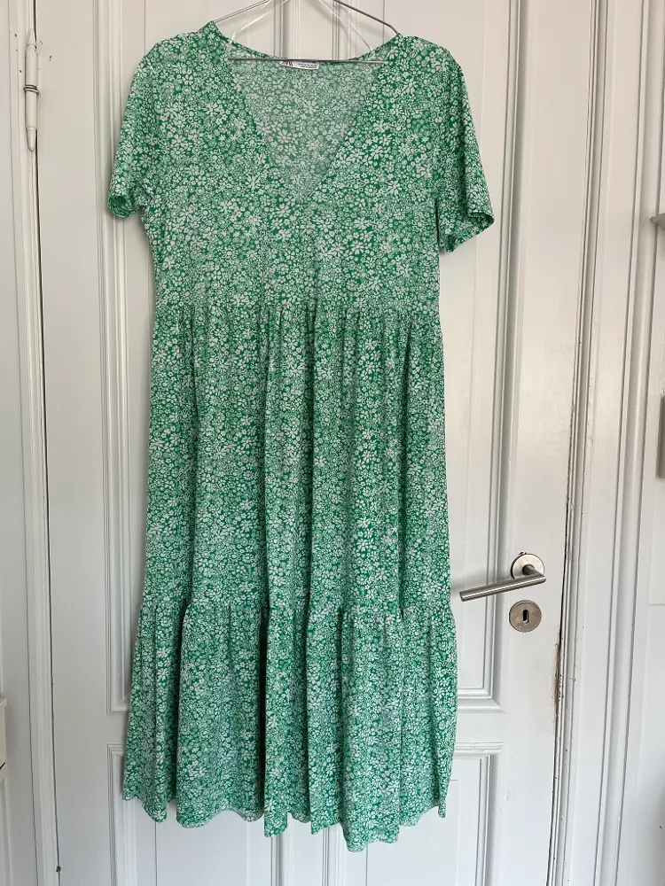 Robe longue verte fleurie zara hot sale